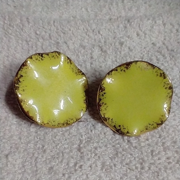 Goldtone green round clip earrings - Picture 1 of 4